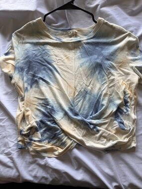 POL Blue & Cream Tie-Dye Twist-Front Short Sleeve Top